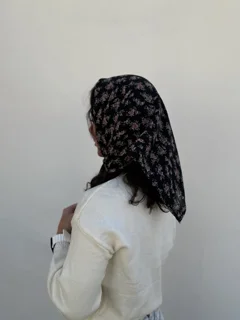 مینی اسکارف مشکی گل صورتی